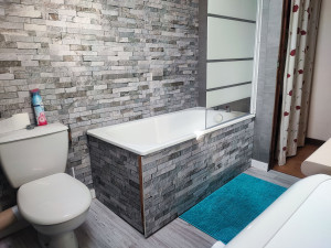 Photo de galerie - Pose de lambris et sol PVC dans une salle de bain