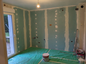 Photo de galerie - Travaux de pose de cuisine. Voir photos suivantes.