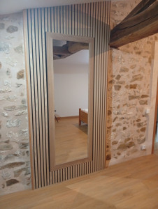 Photo de galerie - Piquage et rejoitage de mur
habillage de mur avec ossature pour caché trace d'une ancienne cheminée
pose de parquet
restauration des poutres