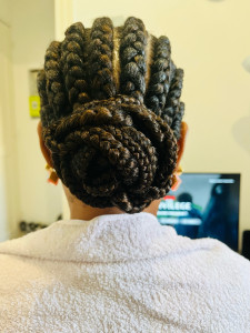 Photo de galerie - Beau chignon avec des nattes collées 