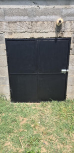 Photo de galerie - Pose d'une porte pour vide sanitaire fabriquée sur mesure par notre partenaire ferronnier