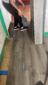 Photo de galerie - Pose de parquet PVC réalisée avec soin. Travail propre, finitions de qualité et respect des délais. Je vous accompagne pour tous vos projets de revêtement de sol. Devis gratuit.