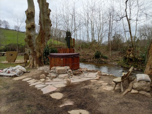Photo de galerie - Mise en place d'un bain nordique, dalle béton, plus habillage avec des pierres et lauzes de la Rhune. 