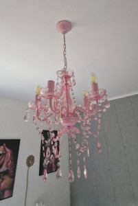 Photo de galerie - Montage et installation d'un lustre, mise en peinture de la pièce. 