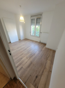 Photo de galerie - Installation d'un parquet stratifié avec sous couche thermique.