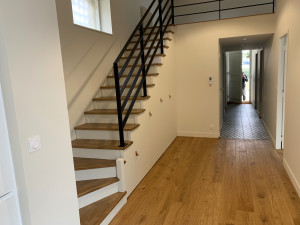 Photo de galerie - - Pose d’un escalier quarts tournant 
- Aménagement sur mesure sous escalier 
- Pose parquet massif collé