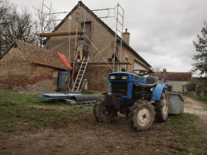 Photo de galerie - Echafaudage et micro tracteur équipé benne, tondeuse et rotavator. Pour préparer un jardin et gros chantier de tonte/débroussaillage.