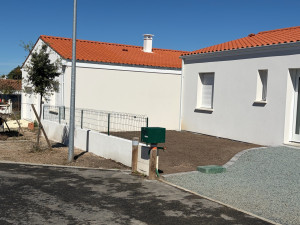 Photo de galerie - Fabrication murette avec enduit Gazon, place de parking