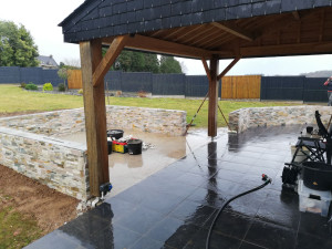 Photo de galerie - Pose pierre de parement sur mur parpaing 