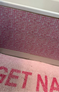 Photo de galerie - Pose d’une crédence autocollante sur une baignoire