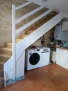 Photo de galerie - Mise en peinture des menuiseries d'un escalier 