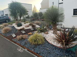 Photo de galerie - Aménagement de jardin / Création d’un parterre / Plantations / Pose de bordures / Empierrement 