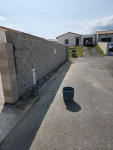 Photo de galerie - Création d'un mur de clôture 10 m sur 1,90m plus pillier 
