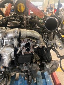 Photo de galerie - Dépose moteur sur un Renault Trafic 3 de 2017 pour le remplacement du turbo collecteur et remplacement du joint métal retour d’huile.