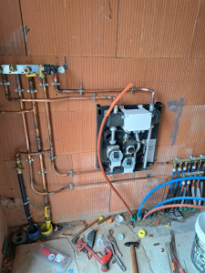 Photo de galerie - Pose d’une chaudière avec un kit multi zones pour plancher chauffant 