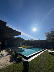 Photo de galerie - Une piscine impeccable à l’eau cristalline, parfaitement équilibrée et sans la moindre impureté.