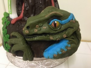 Photo de galerie - Detail de decoration en pâte à sucre pour un gâteau d’anniversaire sur le thème Jurassic World 