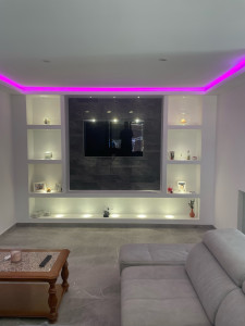 Photo de galerie - Création d’un meuble TV en placo avec mini spot au étagère et ruban LED commandé par télécommande 