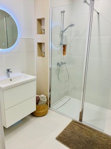 Photo de galerie - Salle de douche complète receveur, carrelage, meuble et miroir 