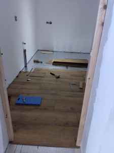 Photo de galerie - Suite de la salle de bain, pose d'une sous-couche et parquet.
