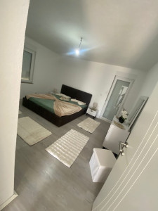 Photo de galerie - Nettoyage de la chambre : changement des rideaux. Passage de l'aspirateur et nettoyage du sol à la Serre-Pierre, décoration