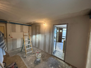 Photo de galerie - Cloison ba13 standard ferraillage 0,48 pose porte pvc vitré toute hauteur 