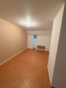 Photo de galerie - Retirer un peint en papier des murs, sous-canapé, 2 canapés l’enduit finisition, poncage, 
Ensuite, d’un mur peint de la couleur, d’un autre mur se peint en blanc. 