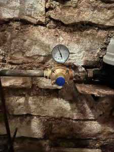 Photo de galerie - Mise en place réducteur de pression avec manomètre et purge . 
