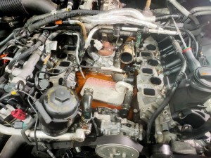 Photo de galerie - Fuite de liquide de refroidissement au centre d'un V6 tdi sur Audi Q7