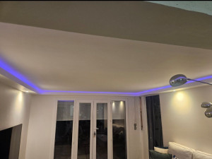 Photo de galerie - Réalisation d'une corniche en placo sur plafond avec LED intégré.
(salon)
