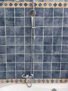 Photo de galerie - Installation du robinet de la douche avec la barre et reccordement du flexible 
