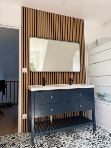 Photo de galerie - Pose meuble vasque et panneau feutrine tasseau de bois 