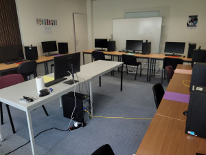 Photo de galerie - Installation d'une salle pour un examen d'informatique.