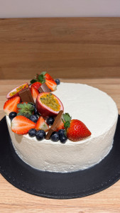 Photo de galerie - Gâteau d’anniversaire - ganache yaourt cannelle et fourrage chantilly