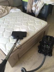 Photo de galerie - Il nettoie en profondeur vos matelas 
aspire les petits accidents au lits ( de vos enfants éventuellement) 
les peaux mortes la transpiration 