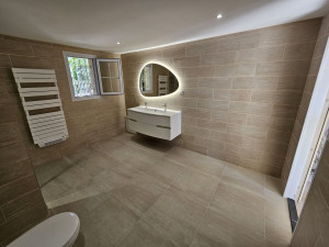 Photo de galerie - Carrelage sol et mural, placo peinture
Salle de bain de 16m2 en refaite entièrement