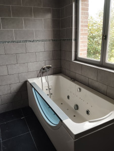 Photo de galerie - Pose carrelage mural 
pose de balnéo 