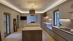 Photo de galerie - Création d'un l'éclairage avec ruban led. plafond étagère. 
enceintes encastrées