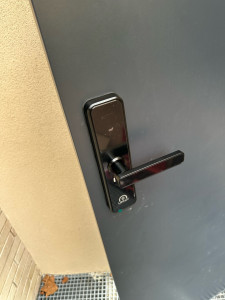 Photo de galerie - Installation de serrure connectée