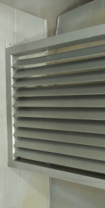 Photo de galerie - GRILLE D’AERATION blindé pour porte local électrique. 