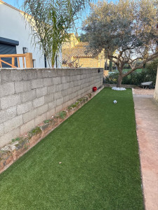 Photo de galerie - Pose de gazon synthétique et mise en valeur 