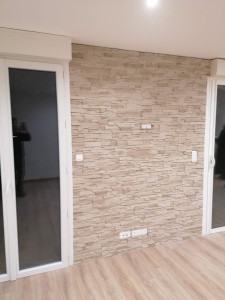 Photo de galerie - Pose brique de parement entre deux baies vitrées dans un salon.