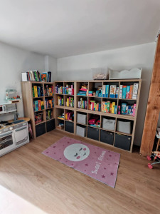 Photo de galerie - Rangement d'une salle de jeux, tri des jouets, remise en ordre de toutes les boîtes de jeux,  