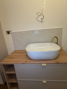 Photo de galerie - Pose de carrelage en chevrons avec une finition propre et soignée. 