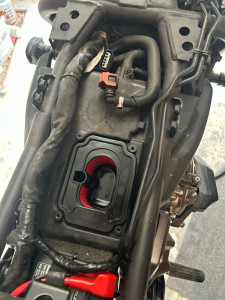 Photo de galerie - Remplacement filtre à aire sur une mt07