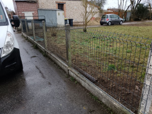 Photo de galerie - Pose de panneaux souder sur des poteaux bétons