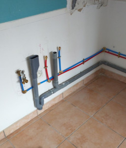 Photo de galerie - Installation d'une alimentation en PER eau froide et eau chaude avec evacuation en PVC 