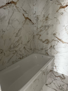 Photo de galerie - Pose d’une baignoire sur pied et mitigeur mural ..