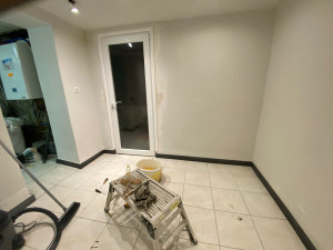 Photo de galerie - Rénovation d’une pièce donnant sur jardin comprenant la pose d’une porte fenêtre. 