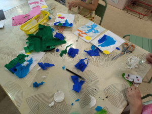 Photo de galerie - Activités montagne en papier déchiré avec les enfants, lors de mon stage BAFA au Centre de loisirs Montessori (Castelnau)